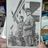 ...in una foto il Fuhrer � ritratto con Mussolini...